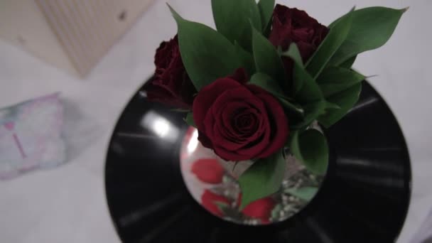 音乐束玫瑰和记录。红玫瑰的美丽花束 r 是克黑胶唱片上。玫瑰和记录。年份 — 图库视频影像