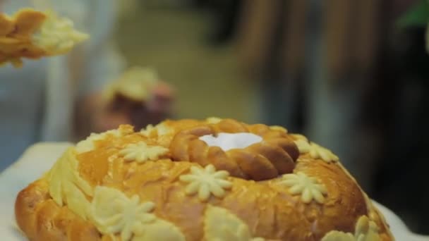 婚礼面包。婚礼面包俄罗斯婚礼。苏和在婚礼上的面包 — 图库视频影像