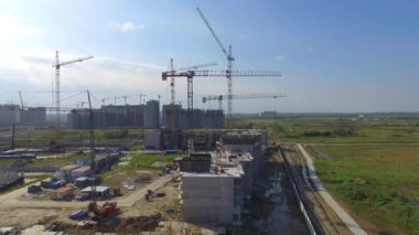 Havadan görünümü İnşaat Sanayi üzerinde. İnşaat site işçileri, anteni, en iyi görünüm. İnşaat alanında büyük Vinçli havai görünümü. Daraltılmış katta bir şantiye ve inşaatçılar havadan görünümü