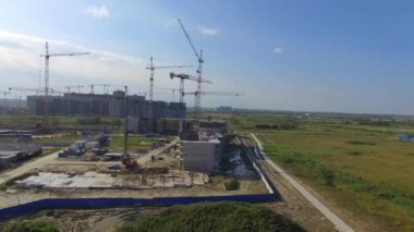 Havadan görünümü İnşaat Sanayi üzerinde. İnşaat site işçileri, anteni, en iyi görünüm. İnşaat alanında büyük Vinçli havai görünümü. Daraltılmış katta bir şantiye ve inşaatçılar havadan görünümü