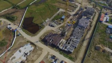 Havadan görünümü İnşaat Sanayi üzerinde. İnşaat site işçileri, anteni, en iyi görünüm. İnşaat alanında büyük Vinçli havai görünümü. Daraltılmış katta bir şantiye ve inşaatçılar havadan görünümü