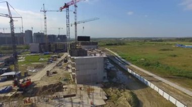Havadan görünümü İnşaat Sanayi üzerinde. İnşaat site işçileri, anteni, en iyi görünüm. İnşaat alanında büyük Vinçli havai görünümü. Daraltılmış katta bir şantiye ve inşaatçılar havadan görünümü
