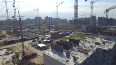 Havadan görünümü İnşaat Sanayi üzerinde. İnşaat site işçileri, anteni, en iyi görünüm. İnşaat alanında büyük Vinçli havai görünümü. Daraltılmış katta bir şantiye ve inşaatçılar havadan görünümü