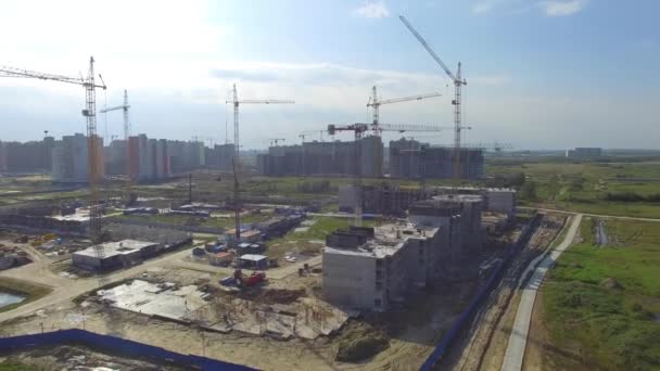 Vista aérea del edificio de construcción. Trabajadores de la construcción, aérea, Vista superior. Vista aérea del sitio de construcción con grúa grande. Vista aérea del piso colapsado en un sitio de construcción y los constructores — Vídeos de Stock