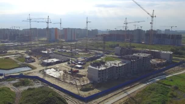 Vista aérea del edificio de construcción. Trabajadores de la construcción, aérea, Vista superior. Vista aérea del sitio de construcción con grúa grande. Vista aérea del piso colapsado en un sitio de construcción y los constructores — Vídeo de stock