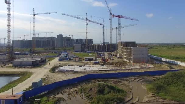 Vista aérea del edificio de construcción. Trabajadores de la construcción, aérea, Vista superior. Vista aérea del sitio de construcción con grúa grande. Vista aérea del piso colapsado en un sitio de construcción y los constructores — Vídeos de Stock