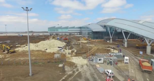 La construction de l'aéroport avec piste. Vue aérienne de la piste de l'aéroport devenir un site de construction. travailleurs construisent le nouvel aéroport et de l'équipement spécial. Construction de l'aéroport et ciel avec nuages — Video