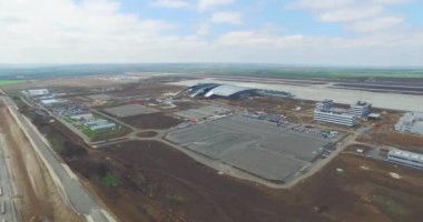 Havaalanı ve çevresi. Havaalanı askıları ve çevresindeki hava bir bakış. Goodyear havaalanına ve çevresi yüksek düzey havadan görünümü. Yeni Havaalanı