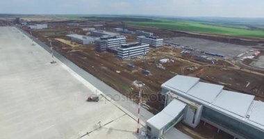 Modern Uluslararası Havaalanı terminal hava görünümünü. Dünyayı dolaşarak. Boş Havaalanı hava. Havaalanında pist manzarası. Havaalanlarında üzerinde işaretleme Havaalanı pist için gidiyor