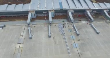 Modern Uluslararası Havaalanı terminal hava görünümünü. Dünyayı dolaşarak. Boş Havaalanı hava. Havaalanında pist manzarası. Havaalanlarında üzerinde işaretleme Havaalanı pist için gidiyor