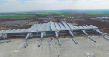 Modern Uluslararası Havaalanı terminal hava görünümünü. Dünyayı dolaşarak. Boş Havaalanı hava. Havaalanında pist manzarası. Havaalanlarında üzerinde işaretleme Havaalanı pist için gidiyor