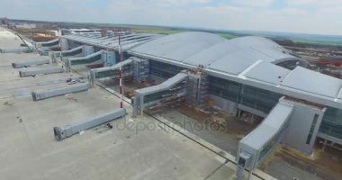 Modern Uluslararası Havaalanı terminal hava görünümünü. Dünyayı dolaşarak. Boş Havaalanı hava. Havaalanında pist manzarası. Havaalanlarında üzerinde işaretleme Havaalanı pist için gidiyor