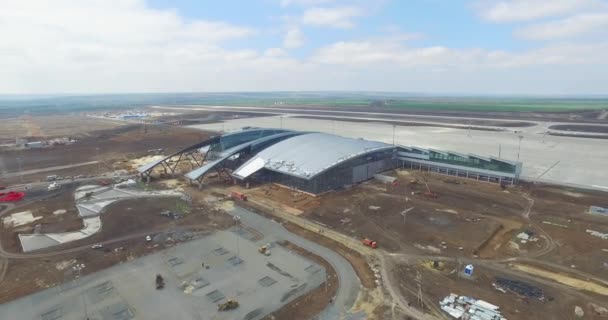 De bouw van de luchthaven met start-en landingsbaan. Luchtfoto van start-en landingsbaan luchthaven geworden een bouwplaats. werknemers bouwen de nieuwe luchthaven en speciale apparatuur. Bouw van de luchthaven en de hemel met wolken — Stockvideo