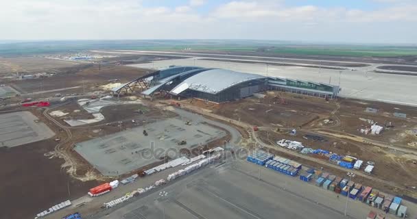 Luchthaven en omgeving. Een luchtfoto van de luchthaven hangers en omgeving. Hoog niveau luchtfoto van de Goodyear luchthaven en omgeving. Nieuwe luchthaven — Stockvideo