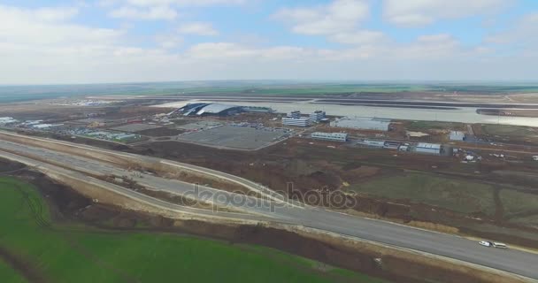 Airport and surrounding area. An aerial view of the airport hangers and surrounding area. High level aerial view of the Goodyear airport and surrounding area. New airport — Stock Video