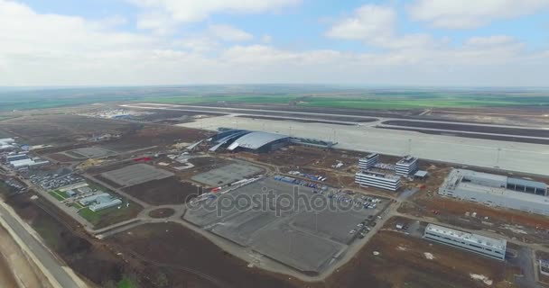 Aeropuerto y alrededores. Una vista aérea de las perchas del aeropuerto y sus alrededores. Vista aérea de alto nivel del aeropuerto de Goodyear y sus alrededores. Nuevo aeropuerto — Vídeos de Stock