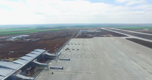 Αεροφωτογραφία από το σύγχρονο Διεθνές Αεροδρόμιο τερματικού. Ταξιδεύουν σε όλο τον κόσμο. Άδειο Αεροδρόμιο εναέρια. Άποψη του διαδρόμου στο αεροδρόμιο. Αεροδρόμιο σήμανση τροχοδρόμου οδεύει προς το διάδρομο — Αρχείο Βίντεο