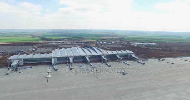 Luchtfoto van de moderne internationale luchthaven terminal. Reizen rond de wereld. Lege luchthaven luchtfoto. Zicht op de landingsbaan op de luchthaven. Vliegveld markering op de taxibaan is post naar Start-en landingsbaan — Stockvideo