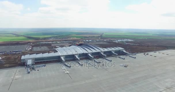 Luchtfoto van de moderne internationale luchthaven terminal. Reizen rond de wereld. Lege luchthaven luchtfoto. Zicht op de landingsbaan op de luchthaven. Vliegveld markering op de taxibaan is post naar Start-en landingsbaan — Stockvideo