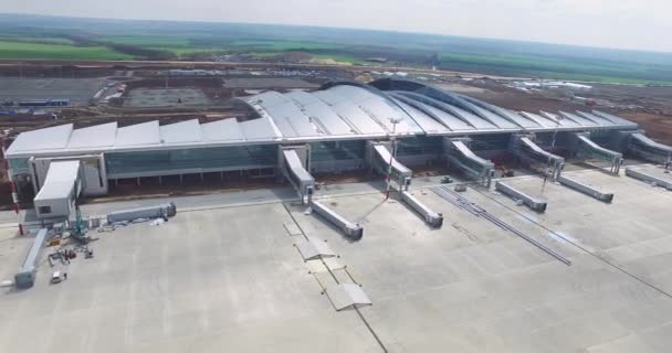 Vista aérea de la moderna terminal del aeropuerto internacional. Viajando alrededor del mundo. Aérea del aeropuerto vacía. Vista de la pista en el aeropuerto. Marcado del aeródromo en la pista de rodaje se dirige a la pista — Vídeo de stock