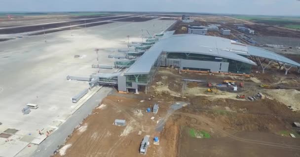 La construction de l'aéroport avec piste. Vue aérienne de la piste de l'aéroport devenir un site de construction. travailleurs construisent le nouvel aéroport et de l'équipement spécial. Construction de l'aéroport et ciel avec nuages — Video