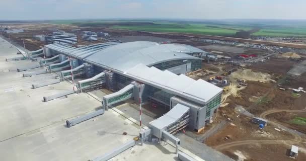 Den Bau des Flughafens mit Landebahn. Die Start- und Landebahn des Flughafens wird aus der Luft zur Baustelle. Arbeiter bauen den neuen Flughafen und Spezialgeräte. Flughafenbau und Himmel mit Wolken — Stockvideo