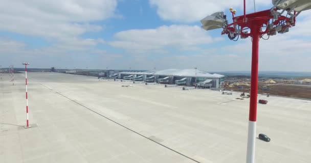 Vista aérea del aeropuerto por la mañana. Pista vacía del aeropuerto. Vista aérea de la pista del aeropuerto Hermoso cielo azul con nubes. Tierra de hormigón grande vacía. el nuevo aeropuerto. Vista general de la pista desde el aire — Vídeo de stock