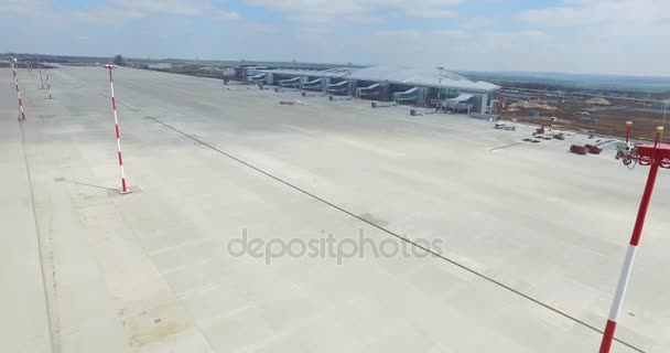 朝の空港の空撮。空港の滑走路は空。空港滑走路美しい青い空の雲の空中写真。空の大きいコンクリートの地面。新空港。空気からの概要の滑走路 — ストック動画