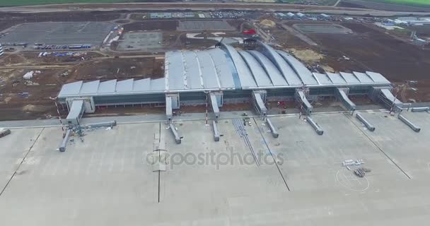 Luchtfoto van de moderne internationale luchthaven terminal. Reizen rond de wereld. Lege luchthaven luchtfoto. Zicht op de landingsbaan op de luchthaven. Vliegveld markering op de taxibaan is post naar Start-en landingsbaan — Stockvideo