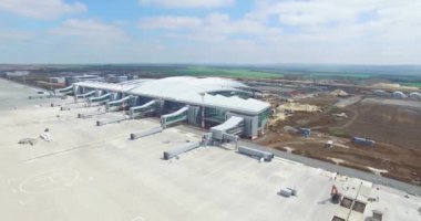 Modern Uluslararası Havaalanı terminal hava görünümünü. Dünyayı dolaşarak. Boş Havaalanı hava. Havaalanında pist manzarası. Havaalanlarında üzerinde işaretleme Havaalanı pist için gidiyor