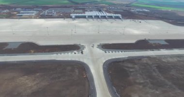 Hava görüntüle terminaller ve kulesi. Krakow şehir merkezi yakınlarındaki hava parkının havadan görünümü. Havaalanı terminal, hava el sanatları, yollar, binalar. Şehir merkezine yakın Air park hava görünümünü. Havaalanı terminal