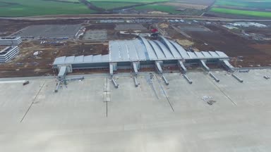 Modern Uluslararası Havaalanı terminal hava görünümünü. Dünyayı dolaşarak. Boş Havaalanı hava. Havaalanında pist manzarası. Havaalanlarında üzerinde işaretleme Havaalanı pist için gidiyor