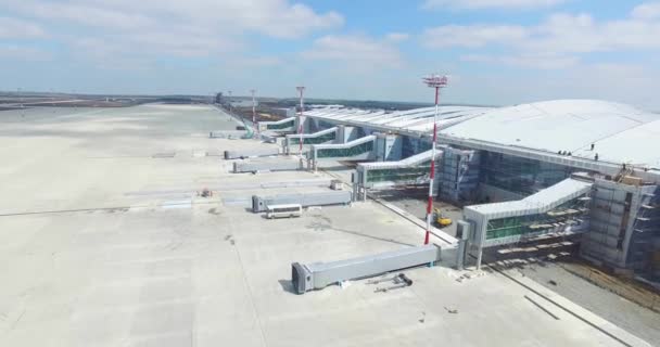 Vista aérea de la moderna terminal del aeropuerto internacional. Viajando alrededor del mundo. Aérea del aeropuerto vacía. Vista de la pista en el aeropuerto. Marcado del aeródromo en la pista de rodaje se dirige a la pista — Vídeos de Stock