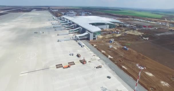 Vista aérea de la moderna terminal del aeropuerto internacional. Viajando alrededor del mundo. Aérea del aeropuerto vacía. Vista de la pista en el aeropuerto. Marcado del aeródromo en la pista de rodaje se dirige a la pista — Vídeos de Stock