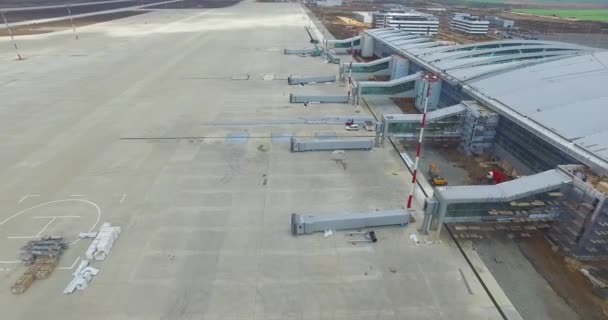 Vista aérea do moderno terminal do aeroporto internacional. Viajar pelo mundo. Aeronáutica do aeroporto vazia. Vista da pista no aeroporto. A marcação do aeródromo na pista vai para a pista. — Vídeo de Stock