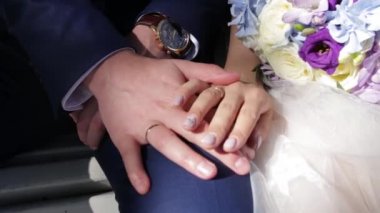 Yeni çiftler alyans elleriyle Çar. Gelin ve Damat Düğün yüzük çiçek veya düğün buket. Yeni evli çiftler alyans elleriyle