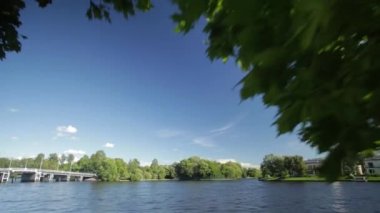 Sarayın Puşkin park St. Petersburg yakınındaki gölde kıyısında. St Petersburg gölün kıyısında. Willows bir göl ve mavi gökyüzünde bulutlar suya yakın, güzel Rus yatay