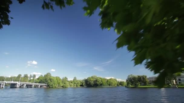 Le palais sur la rive de l'étang dans le parc de Pouchkine près de Saint-Pétersbourg. rive du lac à Saint-Pétersbourg. Beau paysage russe avec des saules près de l'eau d'un lac et des nuages dans le ciel bleu 