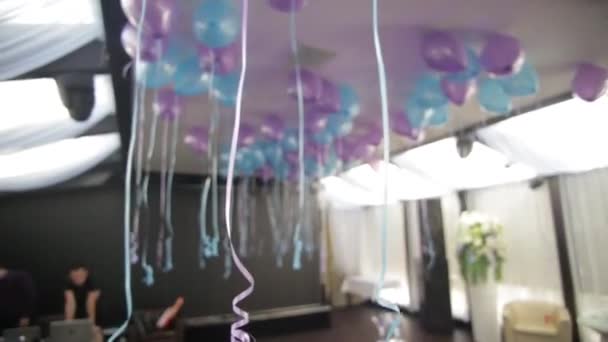 Bunte Luftballons im Zimmer für Geburtstagsfeier vorbereitet. Blaue Luftballons an der Decke — Stockvideo