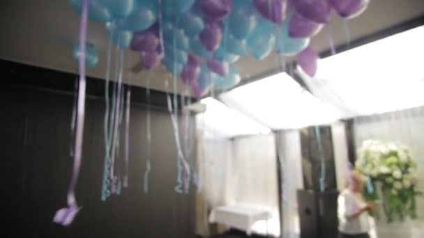 Globos de colores en la habitación preparados para la fiesta de cumpleaños. globos azules en el techo — Vídeo de stock