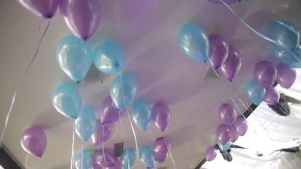 Globos de colores en la habitación preparados para la fiesta de cumpleaños. globos azules en el techo — Vídeos de Stock