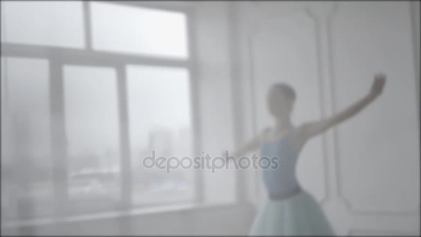 Bella ballerina esegue elementi di balletto classico nel design del loft. Ballerina di danza femminile. Primo piano di un ballerini piedi come lei pratica esercizi punto, slow motion — Video Stock