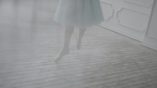 Bella ballerina esegue elementi di balletto classico nel design del loft. Ballerina di danza femminile. Primo piano di un ballerini piedi come lei pratica esercizi punto, slow motion — Video Stock