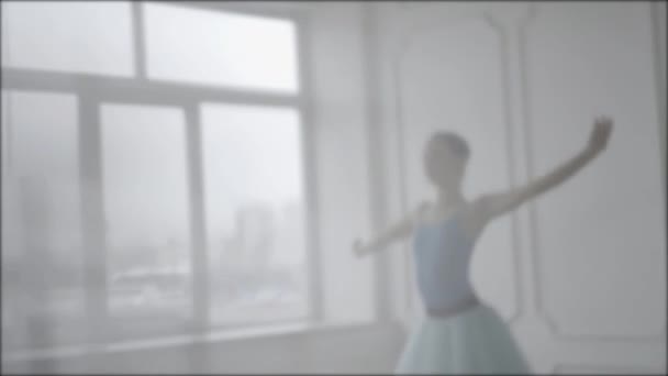 Smukke pige danser udfører elementer af klassisk ballet i Loft Design. Kvindelig Balletdanser. Nærbillede af en ballet dansere fødder som hun praktiserer punkt øvelser, langsom bevægelse – Stock-video