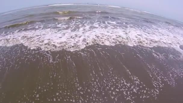 Golf van de zee op de gopro zandstrand. wal van de zee de gopro van de zon. een wandeling langs de zee. Zonsondergang boven zee eerste-persoon. golven op de kust in het zonnige dag. — Stockvideo