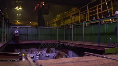 Raylar trenleri ve yük vagonu, vagon için imalatı. Demiryolu üretim tesisi. Çelik çubuk - demir metal demiryolu hatları malzeme ambarı Sanayi İnşaat için yuvarlak yığını. büyük basın