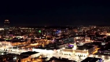 Gece şehir manzaralı çatı timelapse üzerinden. Gece şehir timelapse. En iyi timelapse görünümü andan itibaren gece şehri.
