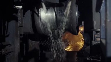 Eski fabrika otomatik bileşenleri üretim. Ambar bir alüminyum boru. metal boru üretimi. Boru kaynak. Sanayi Bölgesi, çelik boru hatları ve donanımları. Bir depoda metal borular