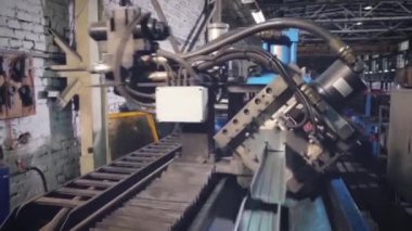 İşçi kesim Alüminyum profilleri. İmalat işleri. Profesyonel çalışanları üreten bir fabrika üstünde pencere eşiği. Alüminyum çerçeve bir Torna üzerinde kesme. Alüminyum profilleri renkler. Alüminyum fabrikası
