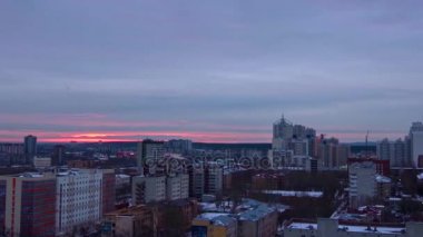 Akşam şehirde kış timelapse. Çatı timelapse görünümünden kış şehirde akşam. Panoramik şehir ve çatılar timelapse kar altında. Sokak gece şehir ışıkları